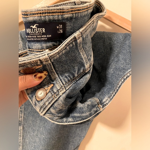 Hollister Ultra High Rise 80s Mom Jeans - Picture 4 of 4